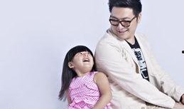 萌娃爆料爸爸亲妈妈视频,萌娃曝光爸爸亲吻妈妈温馨瞬间